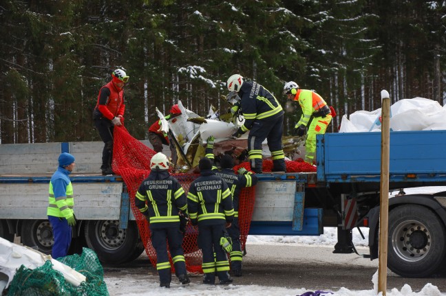 Flugzeugwrack nach Absturz mit vier Todesopfern vom Kasberg in Grnau im Almtal geborgen