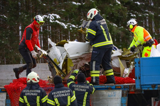 Flugzeugwrack nach Absturz mit vier Todesopfern vom Kasberg in Grnau im Almtal geborgen