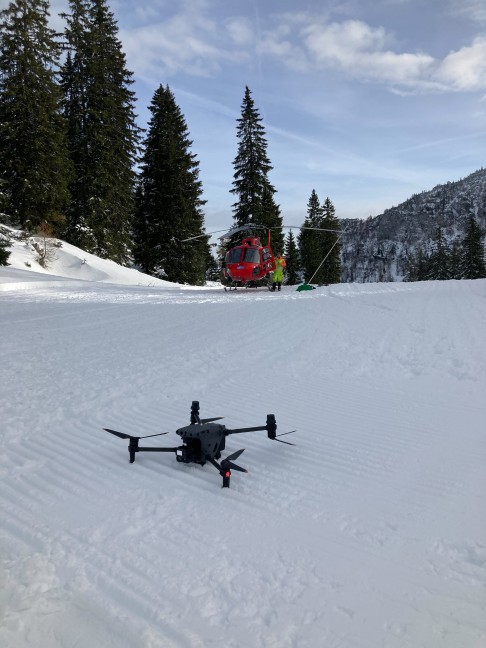 Flugzeugwrack nach Absturz mit vier Todesopfern vom Kasberg in Grnau im Almtal geborgen