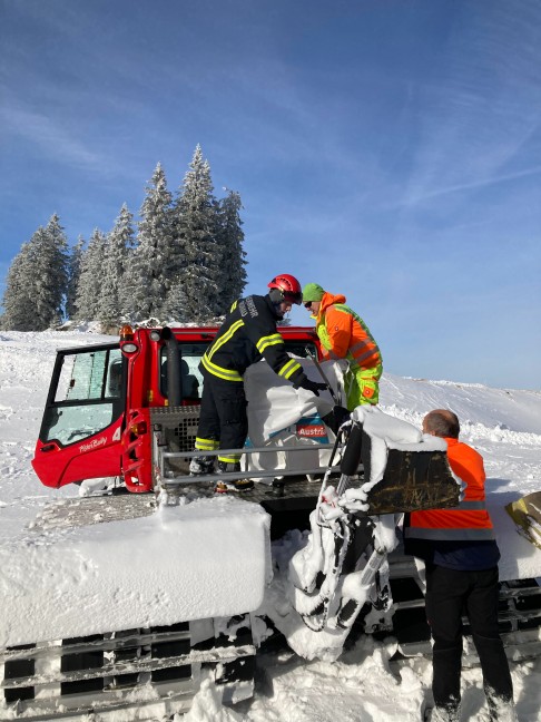 Flugzeugwrack nach Absturz mit vier Todesopfern vom Kasberg in Grnau im Almtal geborgen