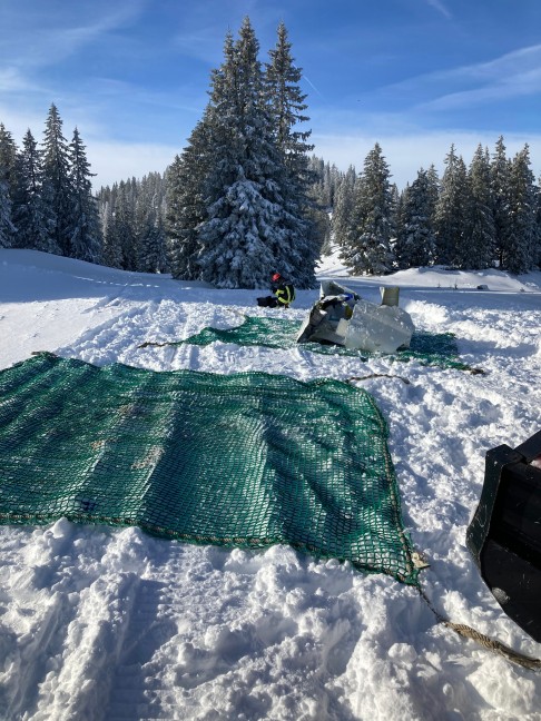 Flugzeugwrack nach Absturz mit vier Todesopfern vom Kasberg in Grnau im Almtal geborgen