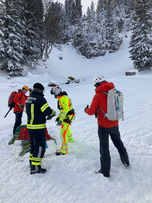 Flugzeugwrack nach Absturz mit vier Todesopfern vom Kasberg in Grnau im Almtal geborgen