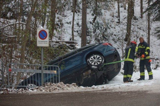 Weggerollt: Abgestelltes Auto in Grnau im Almtal in Bachbett gerollt