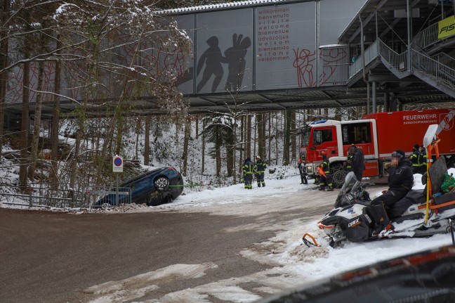 Weggerollt: Abgestelltes Auto in Grnau im Almtal in Bachbett gerollt