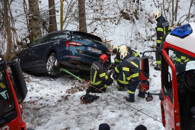 Weggerollt: Abgestelltes Auto in Grnau im Almtal in Bachbett gerollt