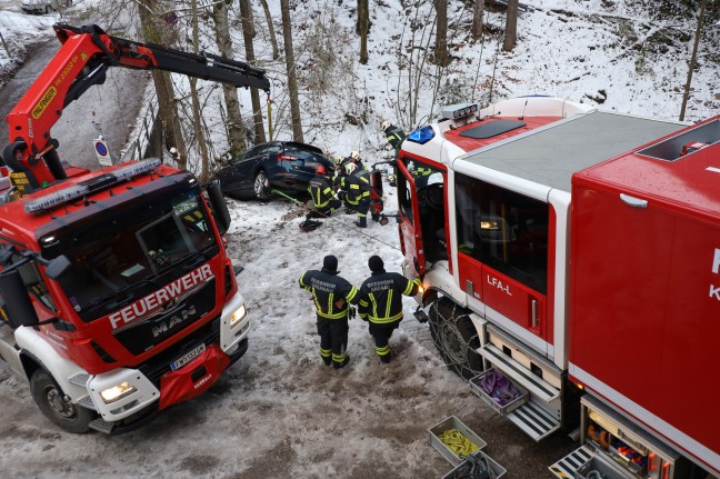 Weggerollt: Abgestelltes Auto in Grnau im Almtal in Bachbett gerollt