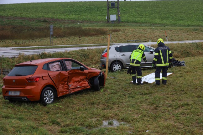 Kreuzungsunfall zwischen zwei PKW in Bachmanning forderte zwei Leichtverletzte