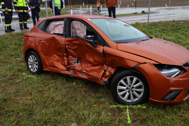 Kreuzungsunfall zwischen zwei PKW in Bachmanning forderte zwei Leichtverletzte