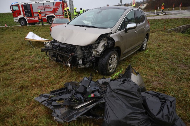 Kreuzungsunfall zwischen zwei PKW in Bachmanning forderte zwei Leichtverletzte