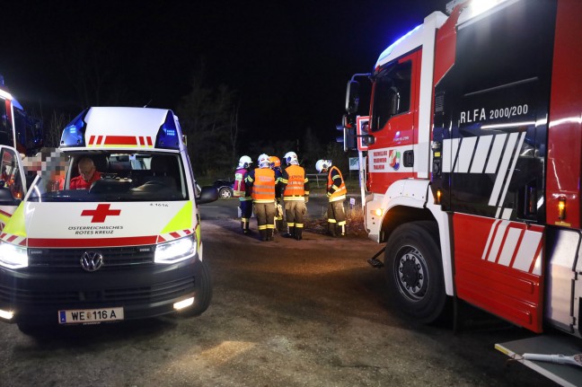 Auto auf Bahnbergang in Thalheim bei Wels mit Lichtzeichenanlagen kollidiert