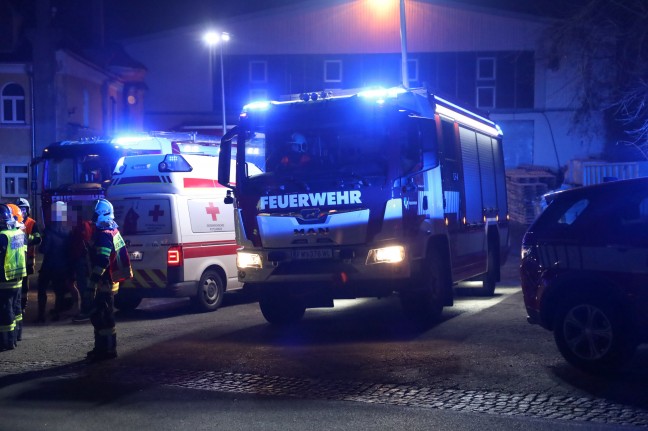 Auto auf Bahnbergang in Thalheim bei Wels mit Lichtzeichenanlagen kollidiert