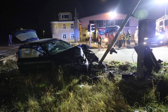 Auto auf Bahnbergang in Thalheim bei Wels mit Lichtzeichenanlagen kollidiert