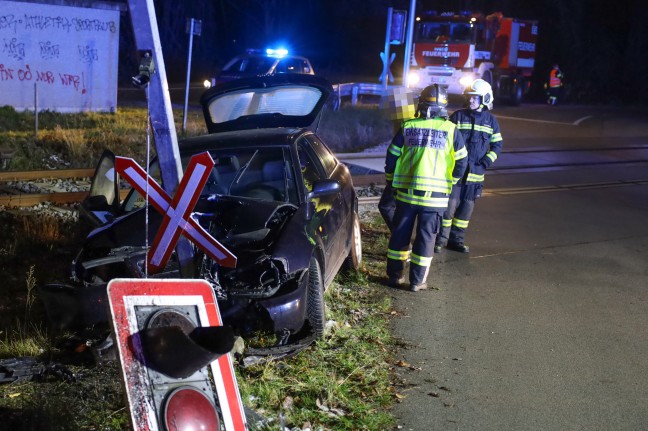 Auto auf Bahnbergang in Thalheim bei Wels mit Lichtzeichenanlagen kollidiert