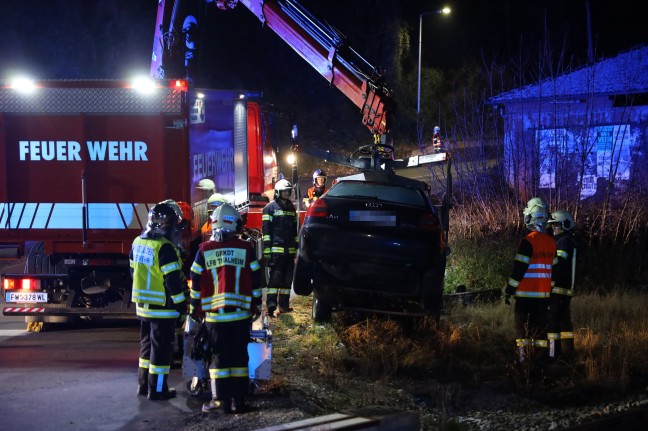 Auto auf Bahnbergang in Thalheim bei Wels mit Lichtzeichenanlagen kollidiert