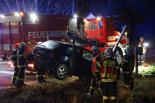 Auto auf Bahnbergang in Thalheim bei Wels mit Lichtzeichenanlagen kollidiert