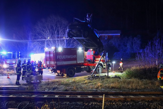 Auto auf Bahnbergang in Thalheim bei Wels mit Lichtzeichenanlagen kollidiert