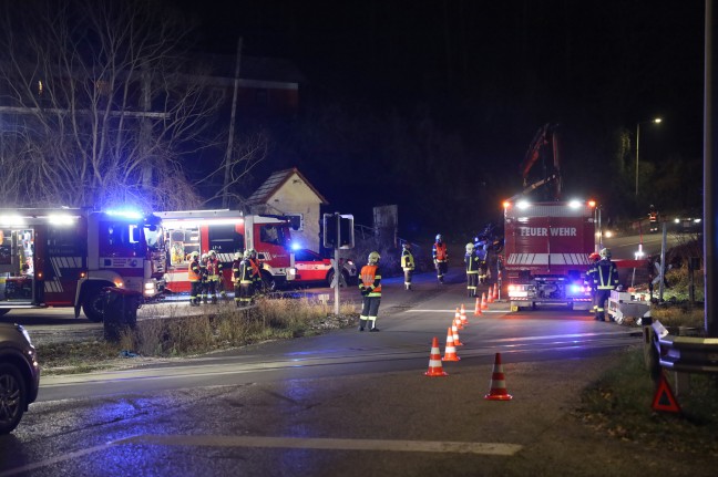 Auto auf Bahnbergang in Thalheim bei Wels mit Lichtzeichenanlagen kollidiert