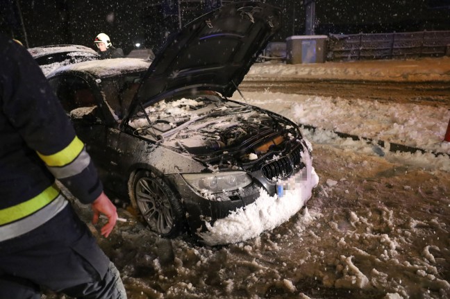 Brand im Motorraum eines PKW in Wels-Waidhausen mit Feuerlscher eingedmmt