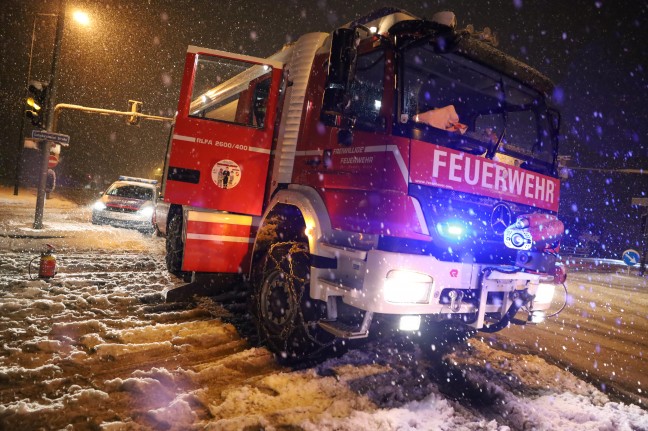 Brand im Motorraum eines PKW in Wels-Waidhausen mit Feuerlscher eingedmmt