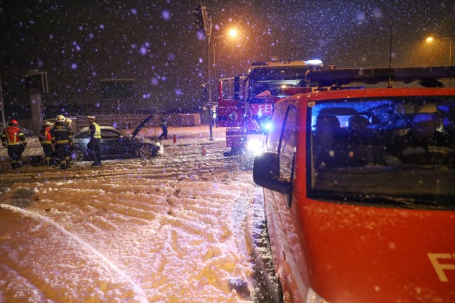 Brand im Motorraum eines PKW in Wels-Waidhausen mit Feuerlscher eingedmmt
