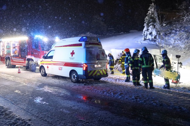 Drei teils Schwerverletzte bei Crash mit schleuderndem Auto auf Scharnsteiner Strae in Gschwandt