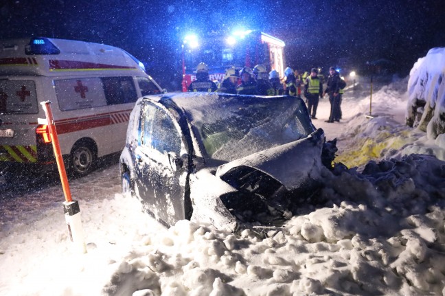 Drei teils Schwerverletzte bei Crash mit schleuderndem Auto auf Scharnsteiner Strae in Gschwandt