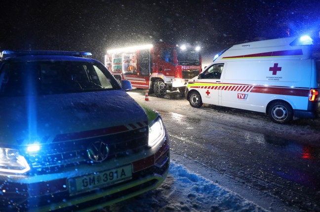 Drei teils Schwerverletzte bei Crash mit schleuderndem Auto auf Scharnsteiner Strae in Gschwandt