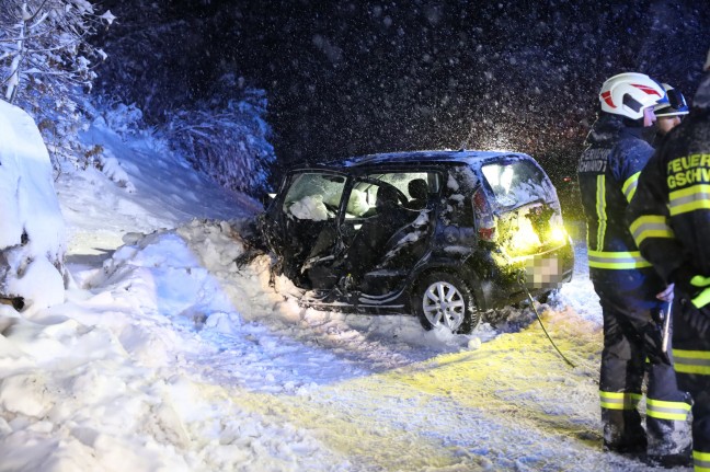 Drei teils Schwerverletzte bei Crash mit schleuderndem Auto auf Scharnsteiner Strae in Gschwandt