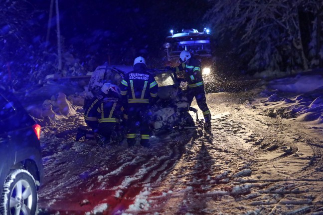 Drei teils Schwerverletzte bei Crash mit schleuderndem Auto auf Scharnsteiner Strae in Gschwandt