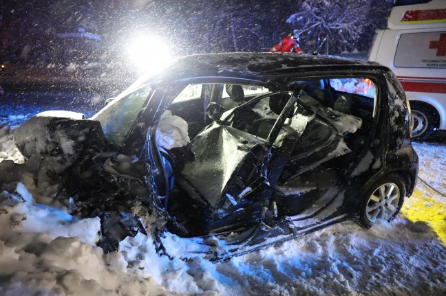 Drei teils Schwerverletzte bei Crash mit schleuderndem Auto auf Scharnsteiner Strae in Gschwandt