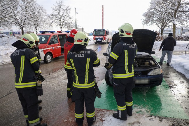 Kleinbrand im Motorraum eines PKW in Wels-Neustadt sorgte fr Einsatz der Feuerwehr