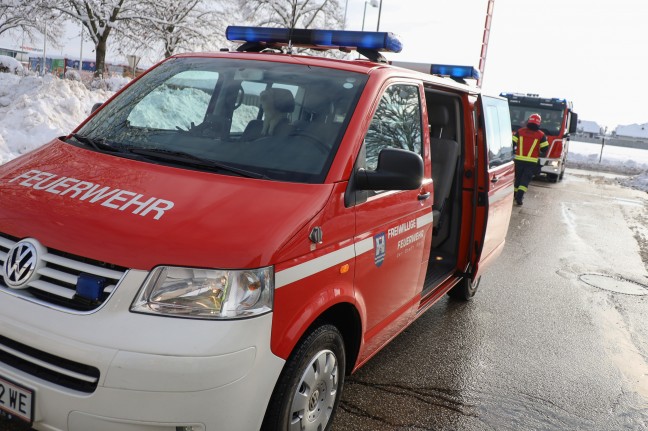 Kleinbrand im Motorraum eines PKW in Wels-Neustadt sorgte fr Einsatz der Feuerwehr