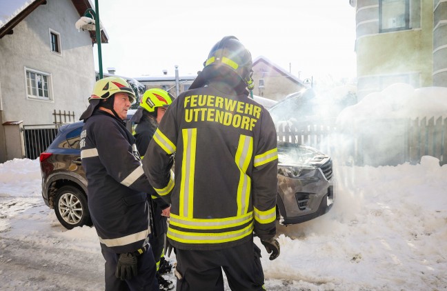 Auspuff zugefroren: Standheizung verursachte Rauchentwicklung an einem PKW in Helpfau-Uttendorf