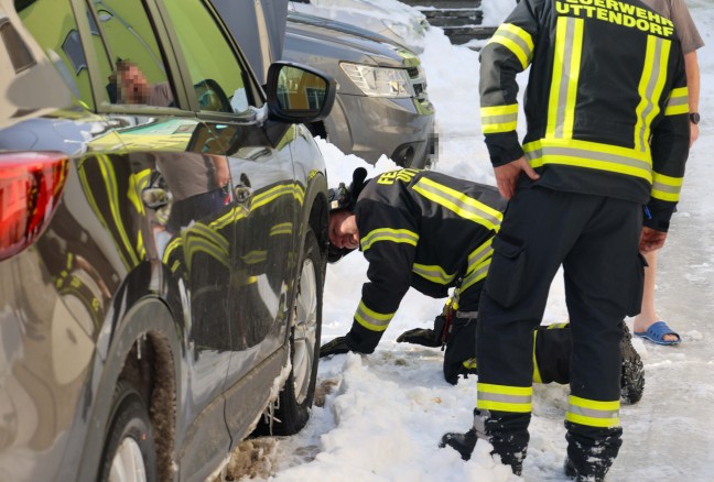 Auspuff zugefroren: Standheizung verursachte Rauchentwicklung an einem PKW in Helpfau-Uttendorf