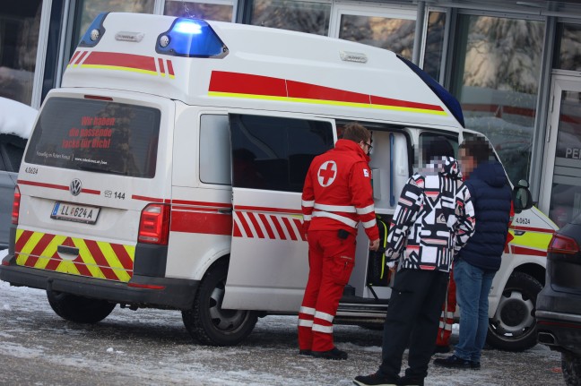 Drei Verletzte: Brand bei einem Unternehmen in Pasching vor Eintreffen der Feuerwehr noch gelscht