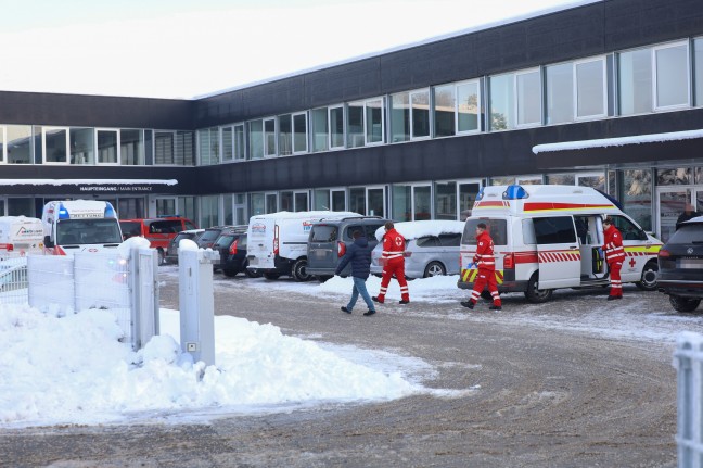 Drei Verletzte: Brand bei einem Unternehmen in Pasching vor Eintreffen der Feuerwehr noch gelscht