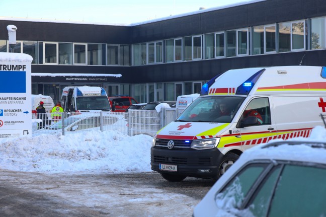 Drei Verletzte: Brand bei einem Unternehmen in Pasching vor Eintreffen der Feuerwehr noch gelscht