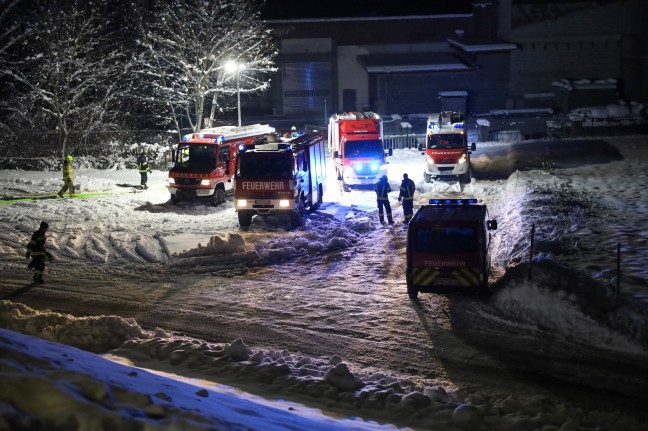 13 Feuerwehren bei Brand in einem alten landwirtschaftlichen Gebude in Timelkam im Einsatz