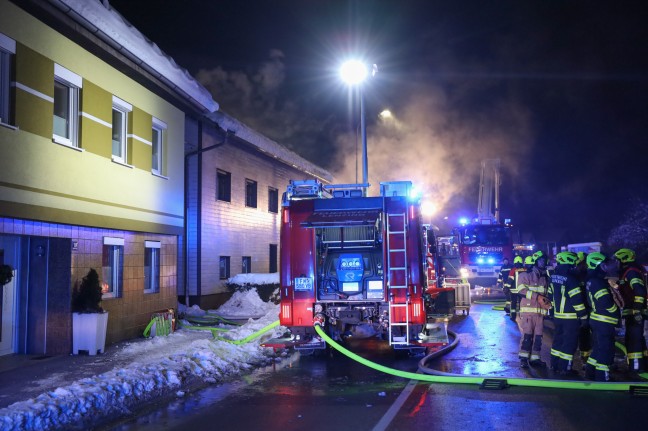 13 Feuerwehren bei Brand in einem alten landwirtschaftlichen Gebude in Timelkam im Einsatz