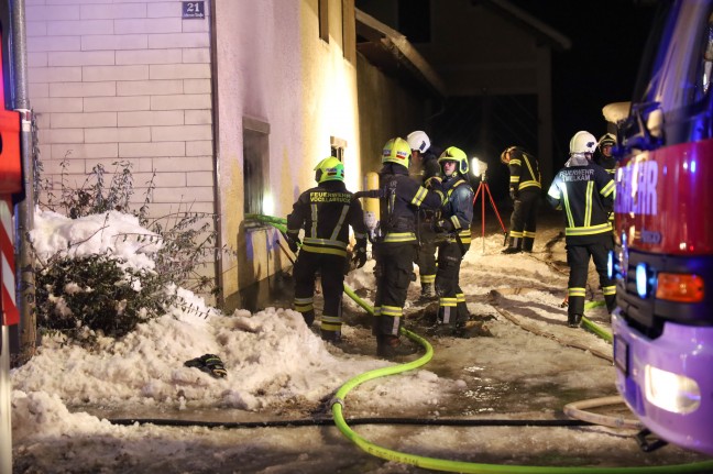 13 Feuerwehren bei Brand in einem alten landwirtschaftlichen Gebude in Timelkam im Einsatz