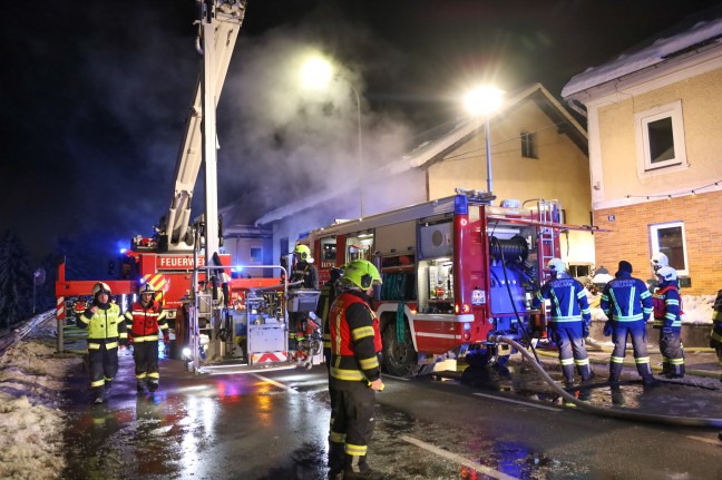 13 Feuerwehren bei Brand in einem alten landwirtschaftlichen Gebude in Timelkam im Einsatz