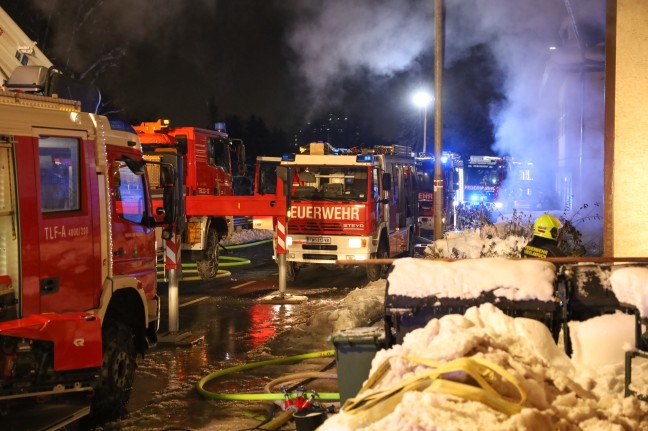 13 Feuerwehren bei Brand in einem alten landwirtschaftlichen Gebude in Timelkam im Einsatz