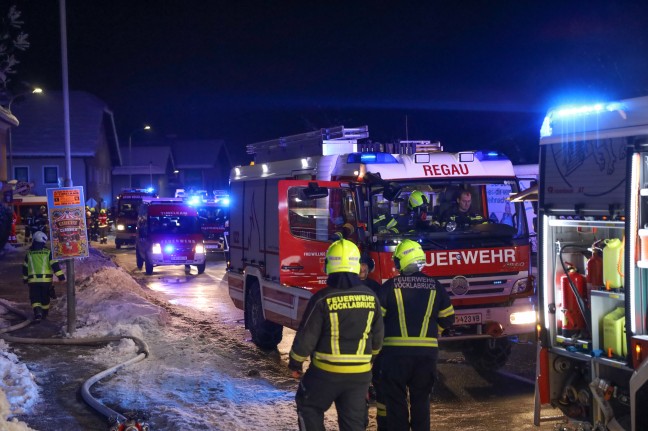 13 Feuerwehren bei Brand in einem alten landwirtschaftlichen Gebude in Timelkam im Einsatz