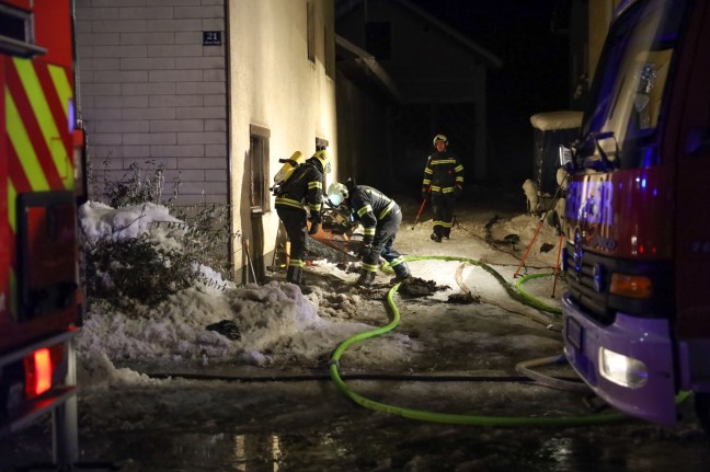 13 Feuerwehren bei Brand in einem alten landwirtschaftlichen Gebude in Timelkam im Einsatz