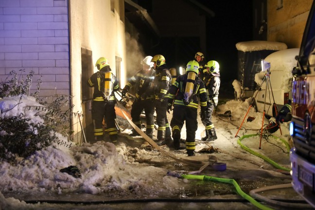 13 Feuerwehren bei Brand in einem alten landwirtschaftlichen Gebude in Timelkam im Einsatz