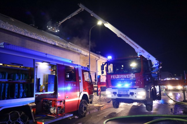 13 Feuerwehren bei Brand in einem alten landwirtschaftlichen Gebude in Timelkam im Einsatz