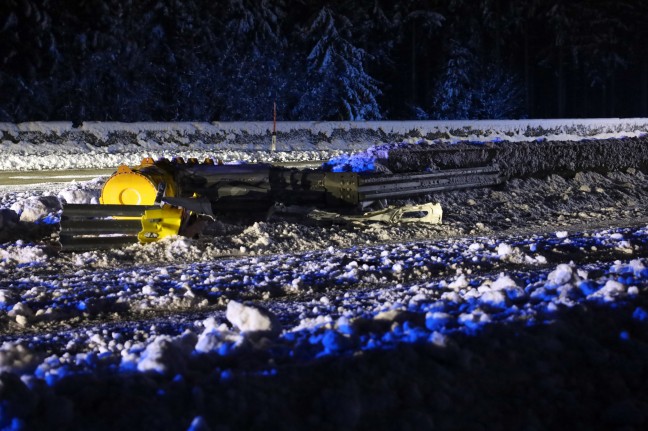 LKW-Sattelzug crasht auf Westautobahn bei Sattledt frontal gegen Anpralldmpfer