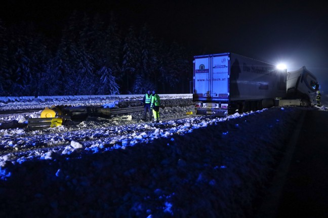 LKW-Sattelzug crasht auf Westautobahn bei Sattledt frontal gegen Anpralldmpfer