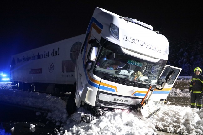 LKW-Sattelzug crasht auf Westautobahn bei Sattledt frontal gegen Anpralldmpfer