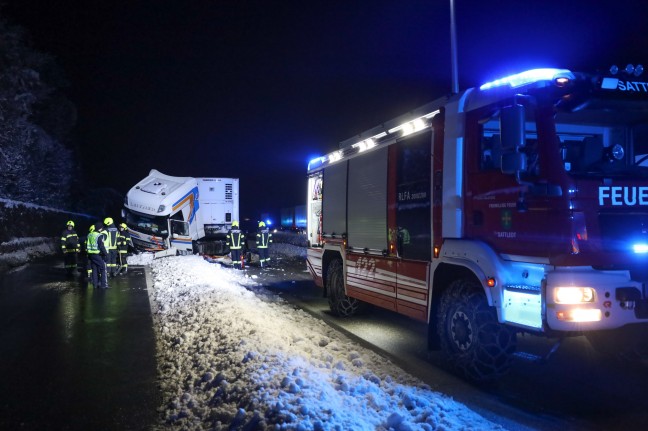 LKW-Sattelzug crasht auf Westautobahn bei Sattledt frontal gegen Anpralldmpfer